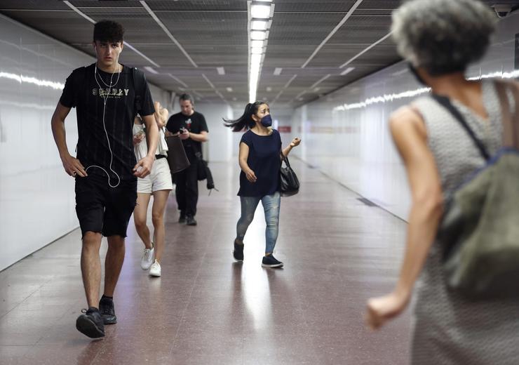 Arquivo - Unha muller con máscara nun dos corredores da estación de tren de Chamartín, a 20 de setembro de 2022, en Madrid (España).. Eduardo Parra - Europa Press - Arquivo 