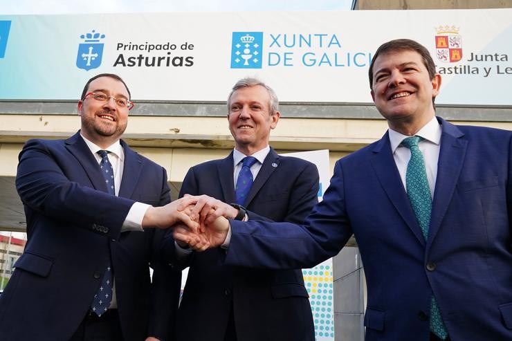 (I-D) O presidente do Principado de Asturias, Adrián Barbón; o presidente da Xunta, Alfonso Rueda, e o presidente da Xunta de Castela e León, Alfonso Fernández Mañueco, saúdanse á súa chegada ao cume Galicia, Asturias e Castela e León / Álvaro Ballesteros - Europa Press 