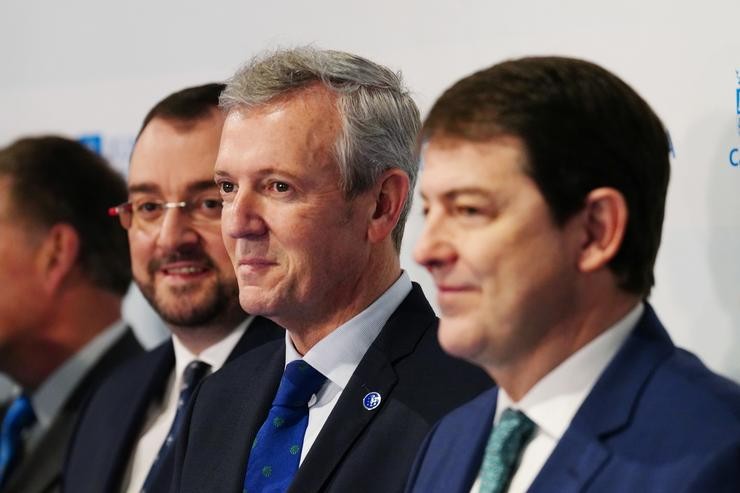 (E-D) O presidente do Principado de Asturias, Adrián Barbón; o presidente da Xunta, Alfonso Rueda, e o presidente da Xunta de Castela e León, Alfonso Fernández Mañueco, á súa chegada ao cume Galicia, Asturias e Castela e León  / Álvaro Ballesteros - Europa Press /