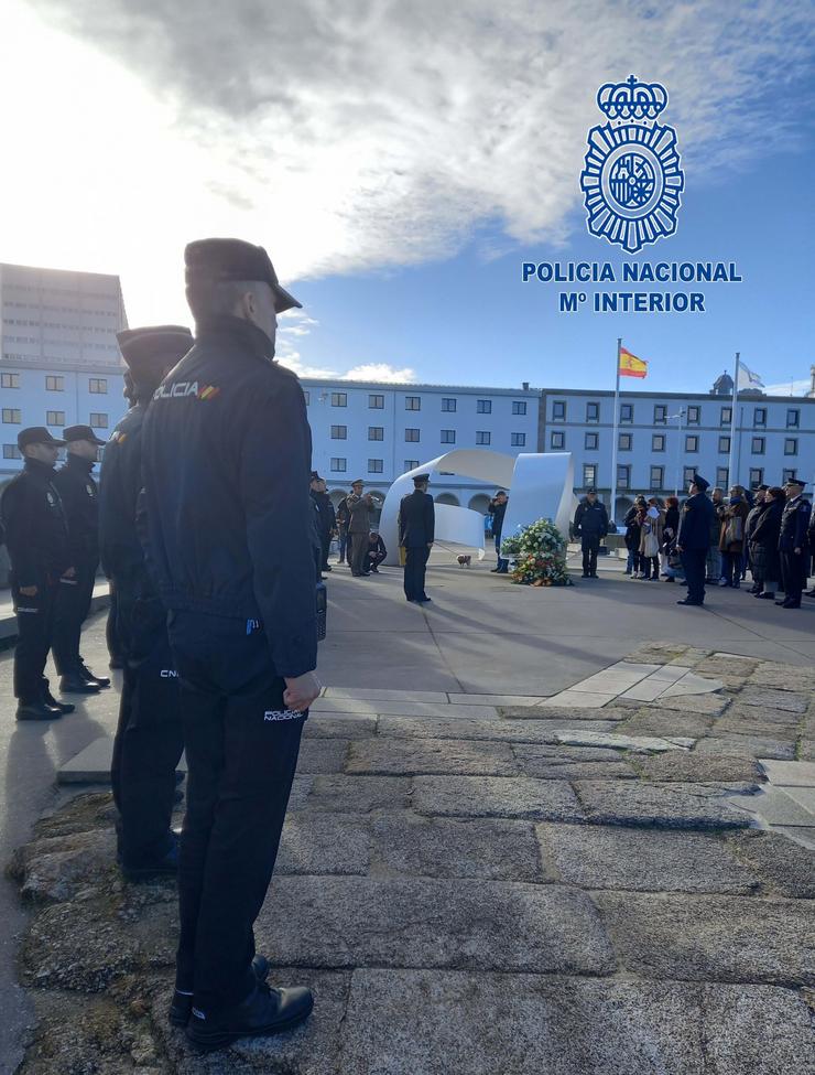 Ofrenda floral en homenaxe aos 