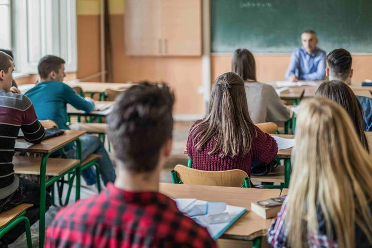 Adolescentes en clase / GAES - Arquivo /