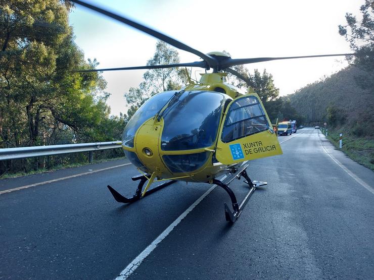 O helicóptero medicalizado do 061 na asistencia a un motorista ferido entre Muros e Carnota.. @HELICOSANTIAGO / Europa Press