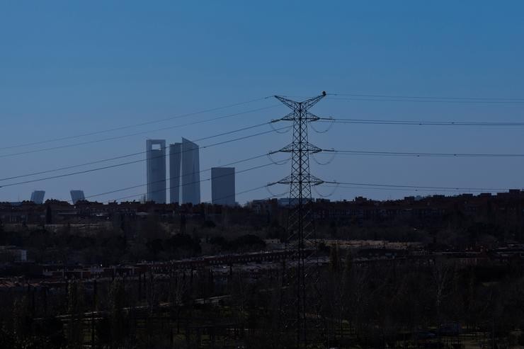 Vista dunha torre de alta tensión, a 23 de xaneiro de 2023, en San Sebastián de los Reyes, Madrid.. Eduardo Parra - Europa Press 