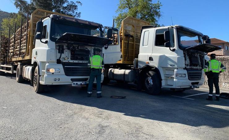 Control de tráfico a dous camións.. DELEGACIÓN DO GOBERNO 