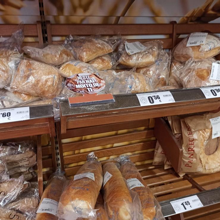Pan nun supermercado en Santiago con prezos tras a baixada do IVE / Europa Press
