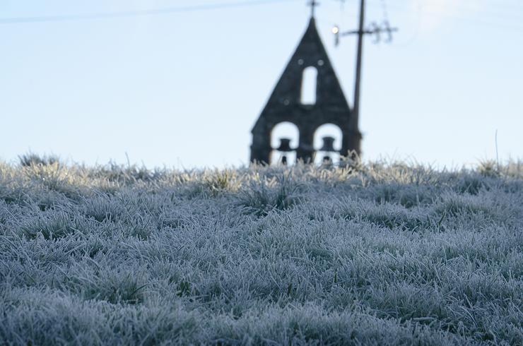 Xeada na igrexa de Aguís, no concello dos Blancos 