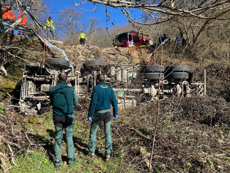 Camión formigoneira despeñado en Manzaneda (Ourense) e que deixa un falecido.. GARDA CIVIL 