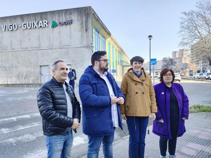 A portavoz nacional do BNG, Ana Pontón, xunto á deputada Carmela González, o concelleiro do BNG, Xabier P. Igrexas, e o responsable local, Manuel Caride, fronte á estación de Guixar, en Vigo. / Europa Press