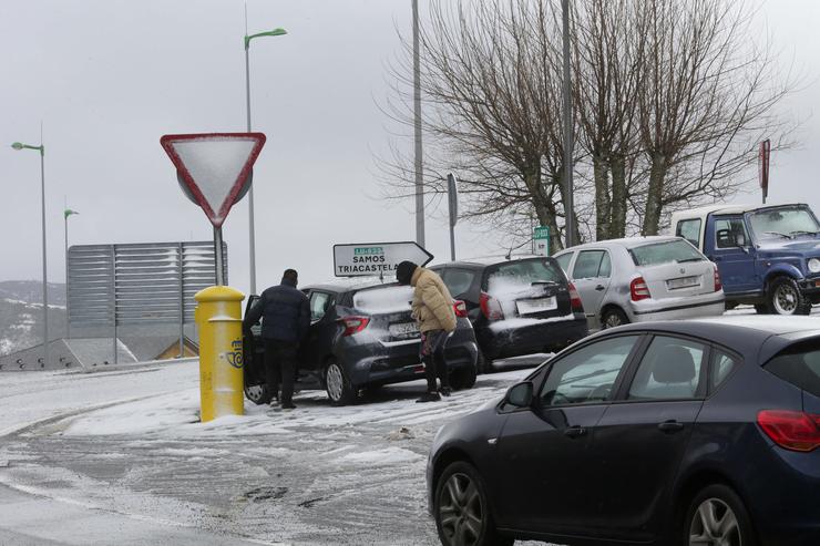 Dúas persoas métense nun coche, a 17 de xaneiro de 2023, en Pedrafita do Cebreiro, Lugo, Galicia (España).. Carlos Castro - Europa Press / Europa Press