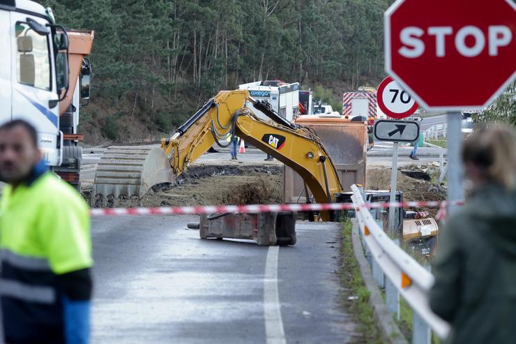 A estrada N-642, que une os municipios da Mariña lucense, permanece cortada ao tráfico á altura do acceso a Burela desde Foz debido a unha focha producida polas fortes choivas / Carlos Castro - Europa Press 