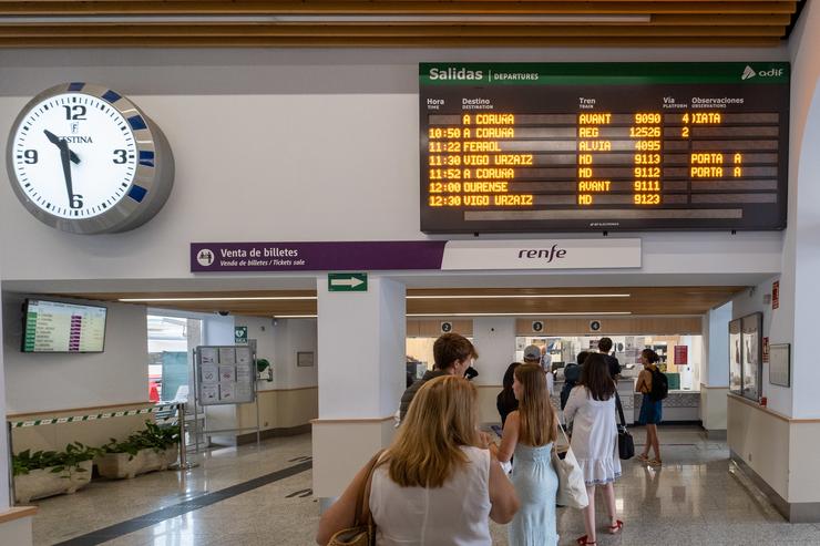 Arquivo - Varias persoas fan cola para adquirir un abono gratuíto na estación de trens, a 24  de agosto de 2022, en Santiago de Compostela, A Coruña, Galicia, (España). Os usuarios de Renfe en Galicia poden adquirir desde hoxe os abonos gratuítos. César Arxina - Europa Press - Arquivo 