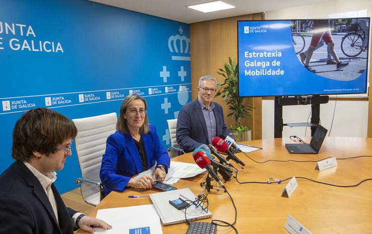 A conselleira de Infraestruturas e Mobilidade, Ethel Vázquez, xunto co director da Axencia Galega de Infraestruturas, Francisco Menéndez, presenta en rolda de prensa a Estratexia Galega de Mobilidade.. XUNTA - CONCHI PAZ 