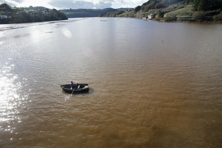 Un batuxo, embarcación tradicional do río Miño, nas augas do río en Portomarín 