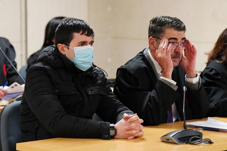 O procesado polo asasinato do seu sobriño de tres anos xunto ao seu avogado defensor durante a lectura do veredicto.. EUROPA PRESS