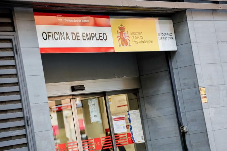 Arquivo - Fachada da Sepe de Acacias, a 2 de decembro de 2022, en Madrid (España). A contratación cae un 29,5%, pero os indefinidos duplícanse e supoñen o 43,2% do total. O número de parados rexistrados nas oficinas dos servizos públicos. Carlos Luján - Europa Press - Arquivo 