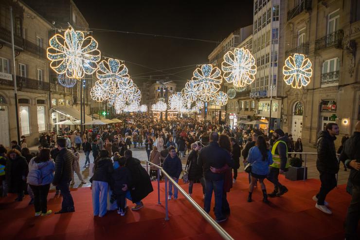 Varias persoas pasean polo centro da cidade de Vigo para gozar da iluminación do Nadal 
