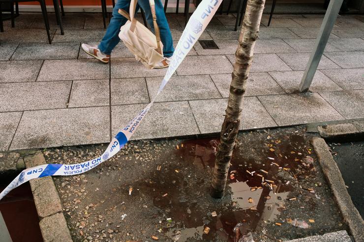 Zona acordoada onde acharon a un mozo de 31 anos ferido tras ser apuñalado durante unha pelexa / César Arxina
