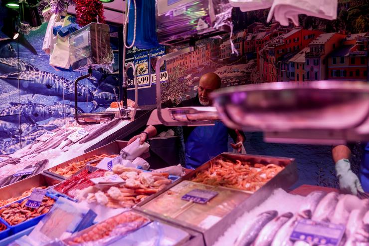 Un pescadeiro realiza as súas últimas vendas de peixe e  marisco / Ricardo Rubio