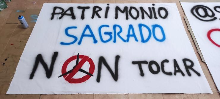 Pancarta da protesta contra os eólicos. PLATAFORMAS DE AFECTADOS POR EÓLICOS