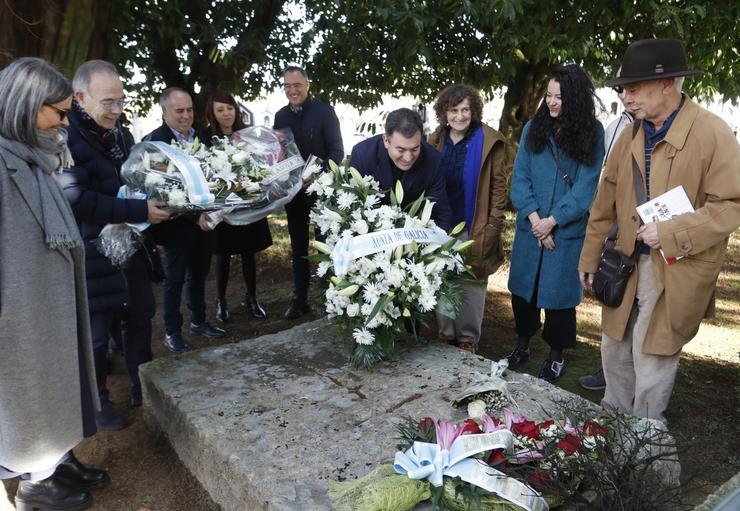 Ofrendas florais a Ramón María do Valle Inclán e a Isaac Díaz Pardo 