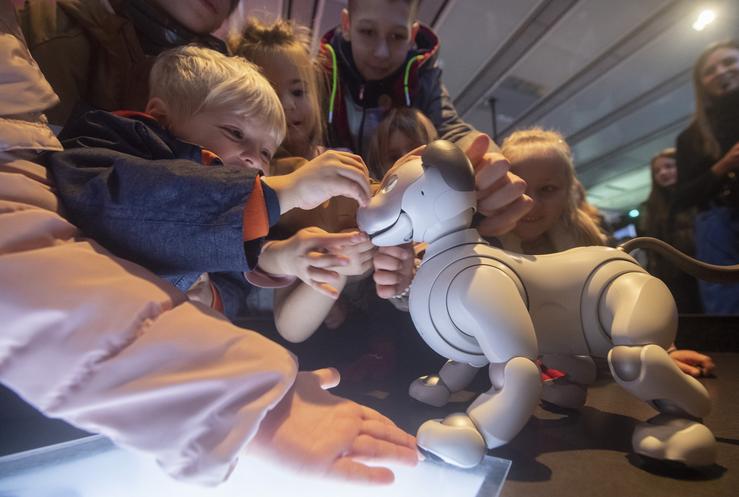 Familias de refuxiados ucraínos visitan a exposición 'AI: More than Human' na Coruña. MIGUEL RIOPA
