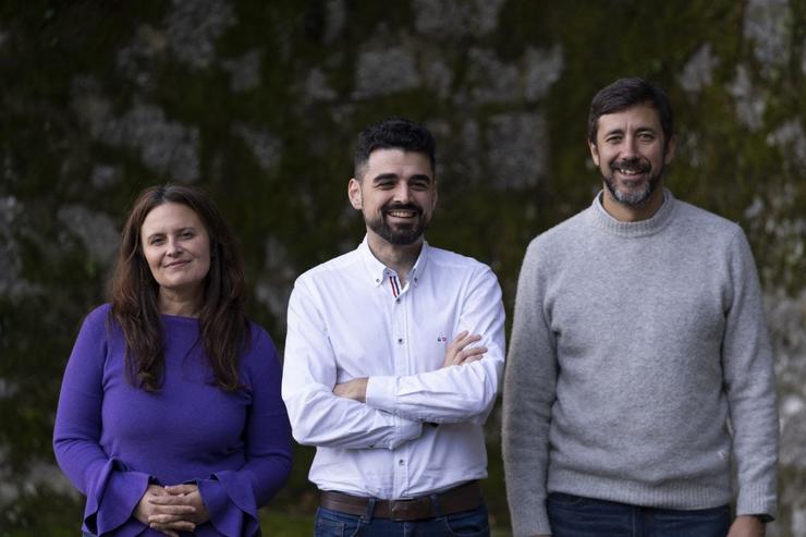 O coordinador de Podemos Galicia, Borja San Ramón (centro), a portavoz, Verónica Hermida (esquerda), e o deputado Antón Gómez-Reino (dereita) / PODEMOS GALICIA