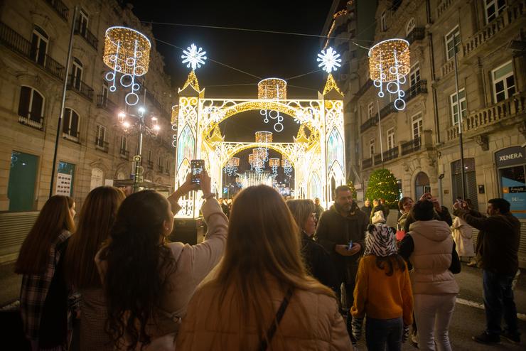 Varias persoas pasean polo centro da cidade de Vigo para gozar da iluminación do Nadal / Gustavo da Paz