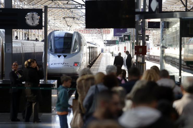 Varios viaxeiros collen a Ave na Estación María Zambrano da capital, no primeiro día da Operación saída Nadal 2022 