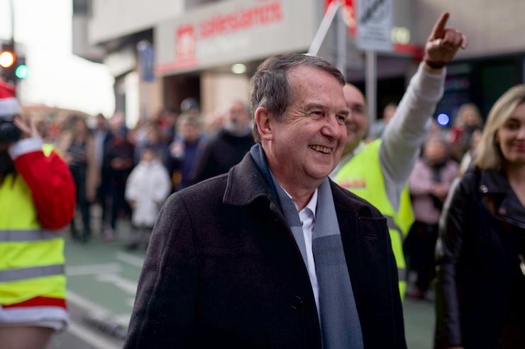O alcalde de Vigo, Abel Caballero, na carreira da 12ª edición da Papanoelada Moteira de Vigo, a 17 de decembro de 2022 / Gustavo da Paz