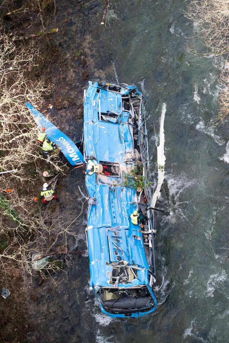 Efectivos da Garda Civil de traballan nos labores de desbrozamento e preparación do autobús accidentado para sacalo da auga, no río Lérez, a 26  de decembro de 2022, en Cerdedo-Cotobade / Gustavo de la Paz