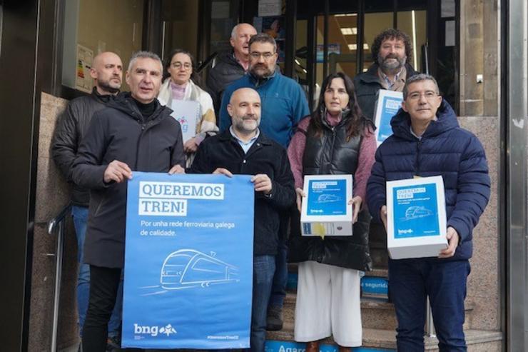 O deputado do BNG no Congreso, Néstor Rego, participa nunha entrega de firmas para reclamar mellora dos servizos ferroviarios en Galicia / BNG
