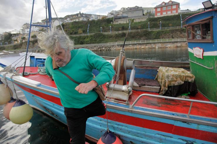 Pescadores descargan o seu barco no porto de Ribadeo, a 21 de decembro de 2022, en Ribadeo, Lugo, Galicia (España).  Este ano pasou polas rulas galegas a menor cantidade de peixe e marisco en case dúas décadas. Isto indica que as capturas da. Carlos Castro - Europa Press / Europa Press