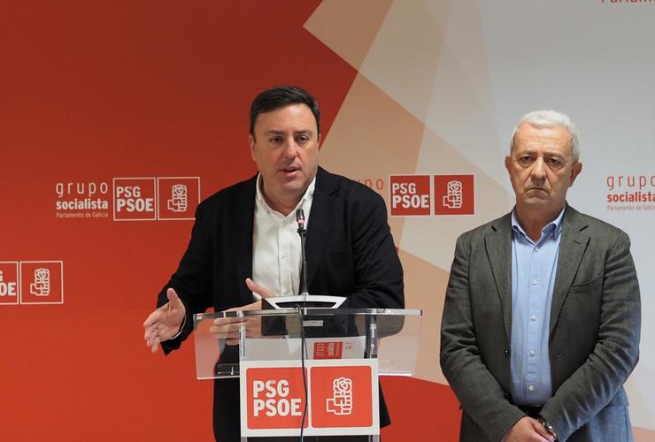 O secretario xeral do PSdeG, Valentín González Formoso, en rolda de prensa xunto ao portavoz parlamentario socialista, Luís Álvarez. PSDEG 