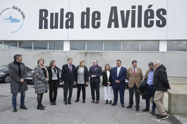 A alcaldesa de Avilés, Mariví Monteserín (2i), o ministro de Agricultura, Pesca, Alimentación e Medio Ambiente, Luís Planas (4i), e o exalcalde de Avilés e director da xunta do porto de Avilés, Santiago Rodríguez (c), pousan durante a súa visita ás. Jorge Peteiro - Europa Press 