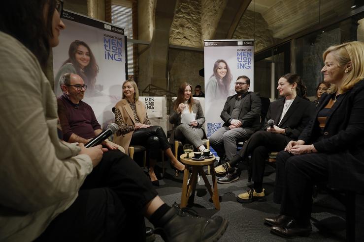 A conselleira de Política Social e Xuventude, Fabiola García, participa nun coloquio sobre o programa 'Xuventude Mentoring'.. XUNTA 