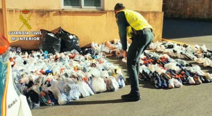 Máis de 600 zapatillas falsificadas incautadas pola Garda Civil en Lalín (Pontevedra).. GARDA CIVIL / Europa Press