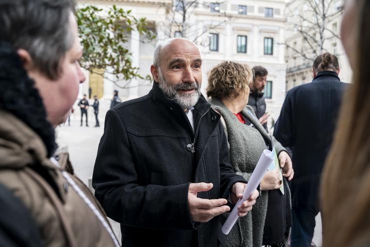 O deputado do BNG no Congreso, Néstor Rego, nunha concentración de organizacións ecoloxistas fronte ao Congreso dos Deputados, a 24 de xaneiro de 2023, en Madrid.. A. Pérez Meca - Europa Press / Europa Press