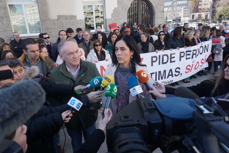 A secretaria xeral do PPdeG, Paula Prado, e o portavoz municipal do PP na Coruña e candidato á Alcaldía, Miguel Lorenzo, en declaracione aos medios durante unha concentración contra a Lei do 'só si e si'.. PPDEG 