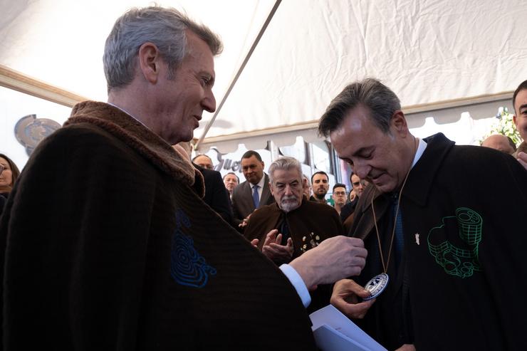 O presidente da Xunta, Alfonso Rueda, agarraches á celebración da LV Feira do Cocido de Lalín. Lalín.. DAVID CABEZÓN @ XUNTA DE GALICI 