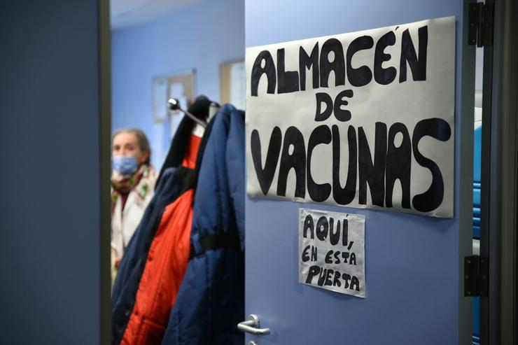 Un cartel sinala un almacén de vacinas 