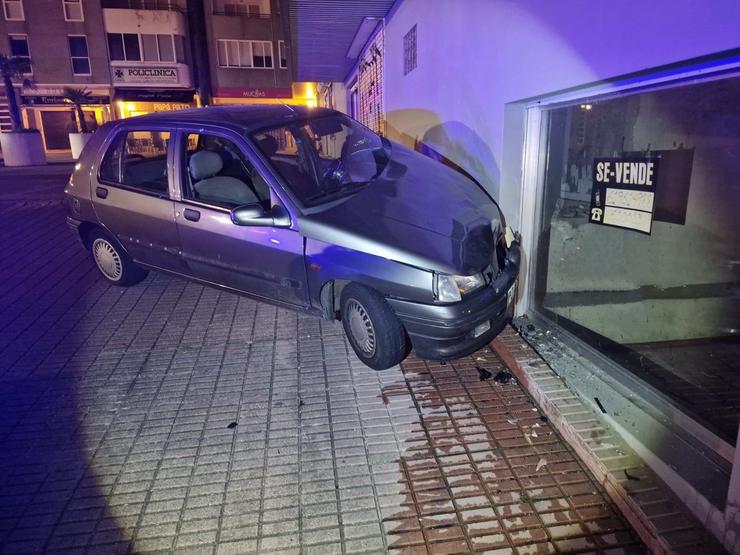 Coche encaixado nun baixo da Praza do Pazo, en Sanxenxo 