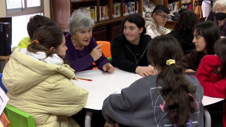 María del Carmen González, unha muller que emigrou a Inglaterra conta as súas vivencias a alumnos do IES Frei Martín Sarmiento de Pontevedra que participan nun programa de Afundación. / Europa Press