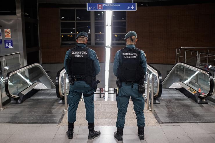 Arquivo - Dous axentes da Garda Civil nun control para previr a violencia entre bandas xuvenís, na estación de metro de Arganda del Rey, a 11 de febreiro  de 2022, en Arganda del Rey, Madrid.. Alejandro Martínez Vélez - Europa Press - Arquivo / Europa Press