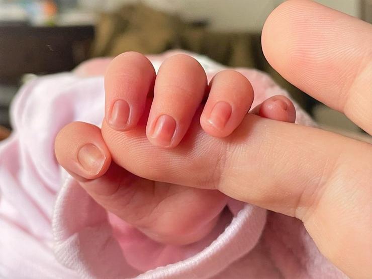 Un bebé de poucos días de idade colle o dedo da súa nai / EUROPA PRESS - Arquivo  / Europa Press