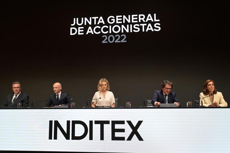 O conselleiro delegado de Inditex, Óscar García Maceiras, e a presidenta de Inditex, Marta Ortega, xunto co resto de membros do Consello de Administración / M. Dylan - Europa Press