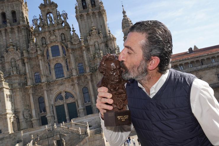 O actor Luís Zahera pousa co Goya no Concello de Santiago de Compostela, diante da Catedral, a 15 de febreiro de 2023.. Álvaro Ballesteros - Europa Press / Europa Press