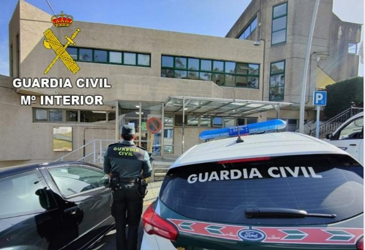 Dotación da Garda Civil ante a PAC do Grove (Pontevedra).. GARDA CIVIL DE PONTEVEDRA 