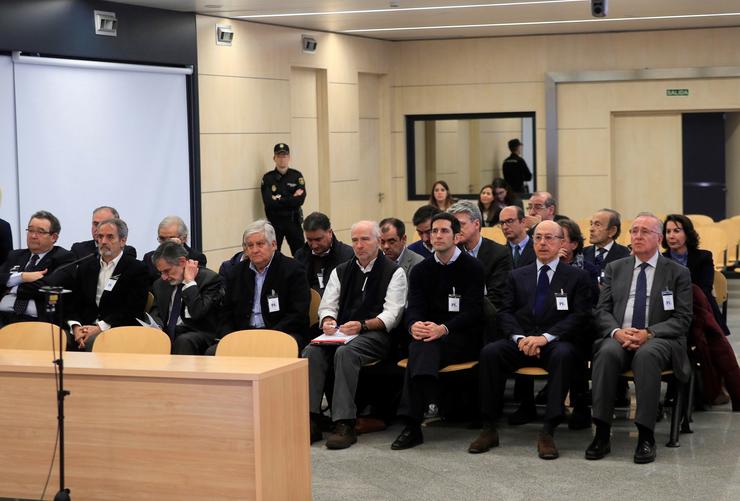 O antigo presidente do grupo Pescanova Manuel Fernández de Sousa (d), xunto aos máximos responsables da empresa entre 2009 e 2013,  no banco da Audiencia Nacional 