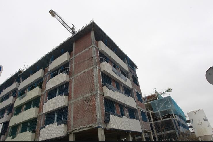 Edificio de pisos para vivenda en construción / Arquivo 