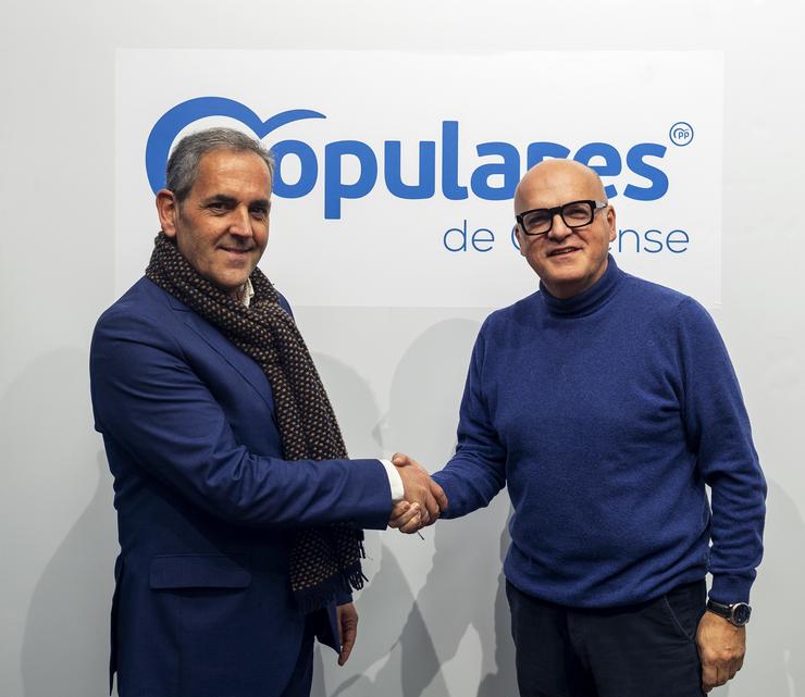 O presidente do PP de Ourense, Manuel Baltar, con Lino González García, candidato do PP no Carballiño / ALBERTE PAZ - Europa Press